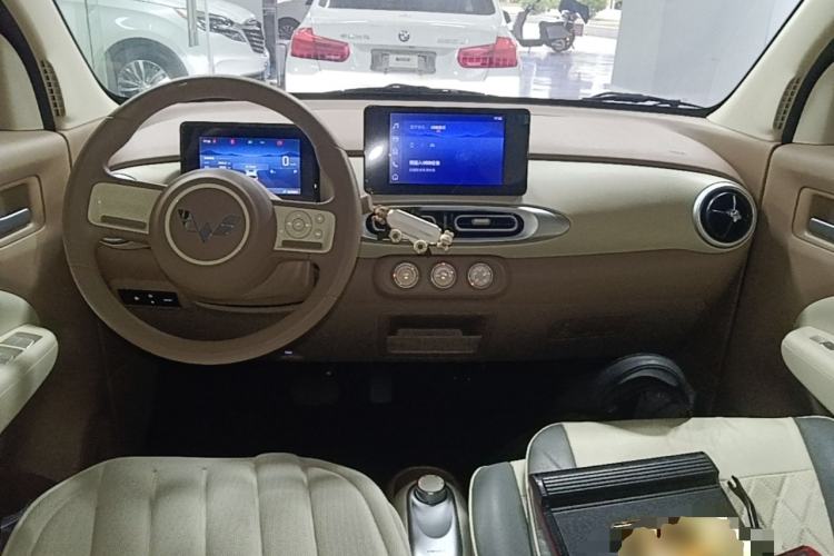 Used Wuling Hongguang MINIEV 2025 Four-Door Version Zhenxiang+ Edition Center Console