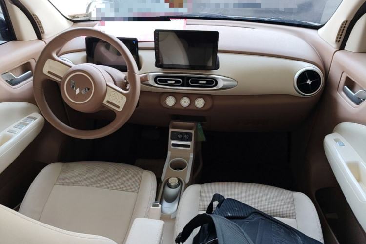 Used Wuling Hongguang MINIEV 2025 Four-Door Version Advanced Edition Center Console
