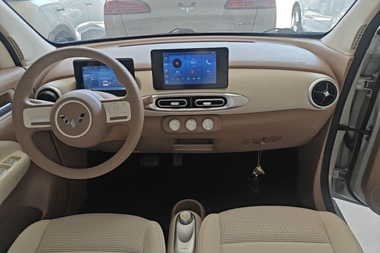 Used Wuling Hongguang MINIEV 2025 Four-Door Version Zhenxiang+ Edition Center Console