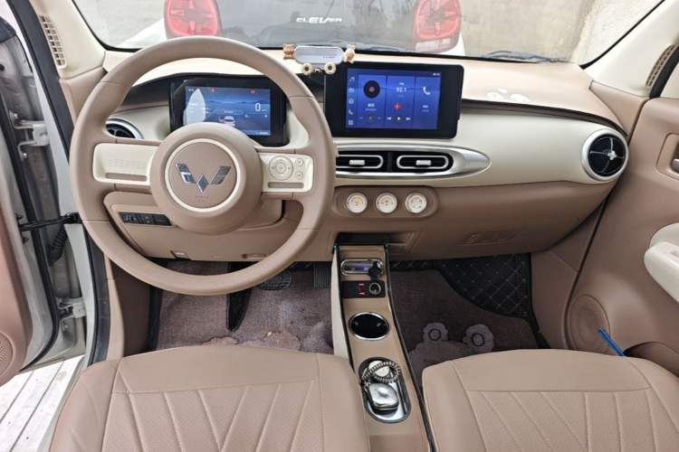 Used Wuling Hongguang MINIEV 2025 Four-Door Version Zhenxiang+ Edition Center Console