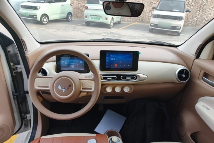 Used Wuling Hongguang MINIEV 2025 Four-Door Version Zhenxiang+ Edition Center Console