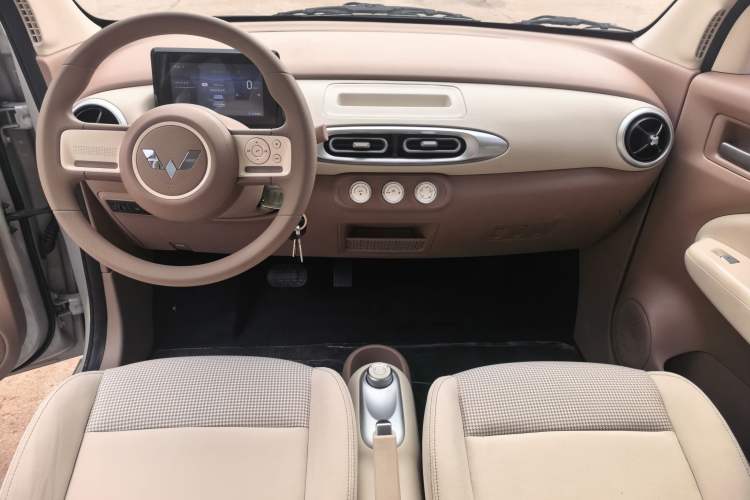 Used Wuling Hongguang MINIEV 2025 Four-Door Version Advanced Edition Center Console