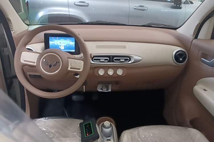 Used Wuling Hongguang MINIEV 2025 Four-Door Version Advanced Edition Center Console