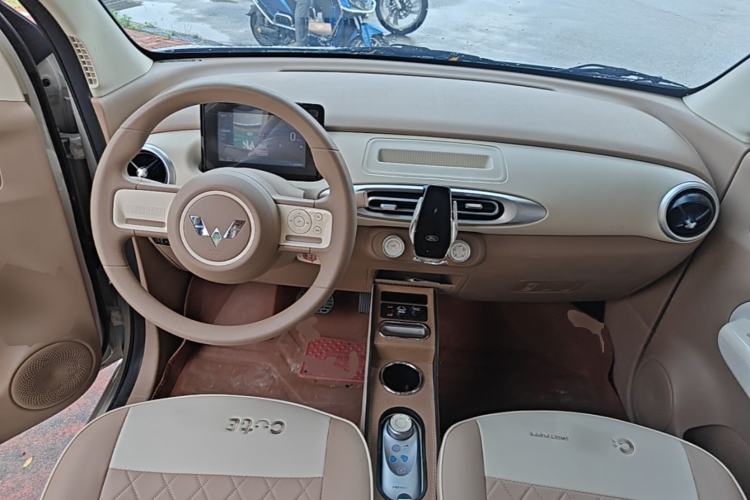 Used Wuling Hongguang MINIEV 2025 Four-Door Version Advanced Edition Center Console
