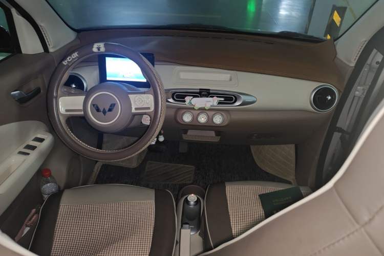Used Wuling Hongguang MINIEV 2025 Four-Door Version Advanced Edition Center Console
