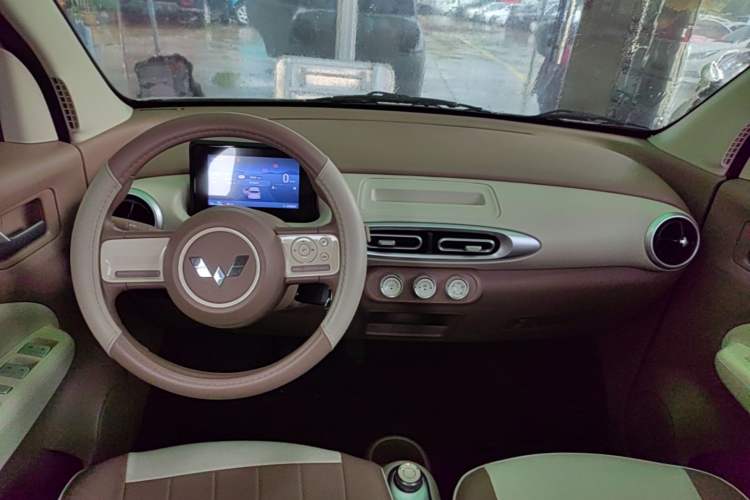 Used Wuling Hongguang MINIEV 2025 Four-Door Version Advanced Edition Center Console