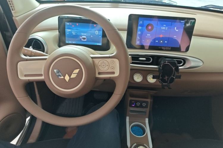 Used Wuling Hongguang MINIEV 2025 Four-Door Version Zhenxiang+ Edition Center Console