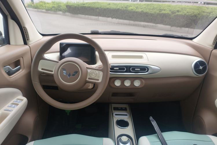 Used Wuling Hongguang MINIEV 2025 Four-Door Version Advanced Edition Center Console