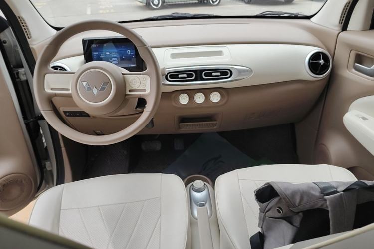 Used Wuling Hongguang MINIEV 2025 Four-Door Version Advanced Edition Center Console
