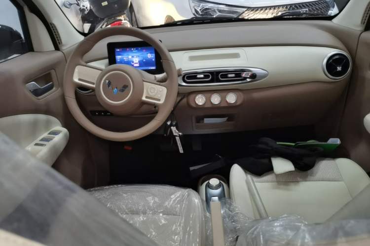 Used Wuling Hongguang MINIEV 2025 Four-Door Version Advanced Edition Center Console