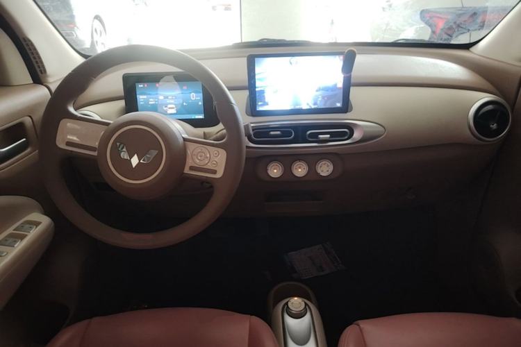 Used Wuling Hongguang MINIEV 2025 Four-Door Version Advanced Edition Center Console