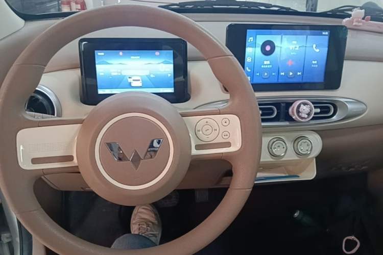 Used Wuling Hongguang MINIEV 2025 Four-Door Version Zhenxiang+ Edition Center Console