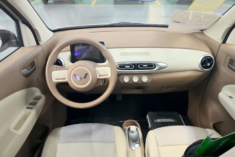 Used Wuling Hongguang MINIEV 2025 Four-Door Version Advanced Edition Center Console