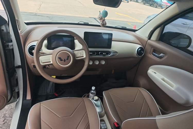 Used Wuling Hongguang MINIEV 2025 Four-Door Version Zhenxiang+ Edition Center Console