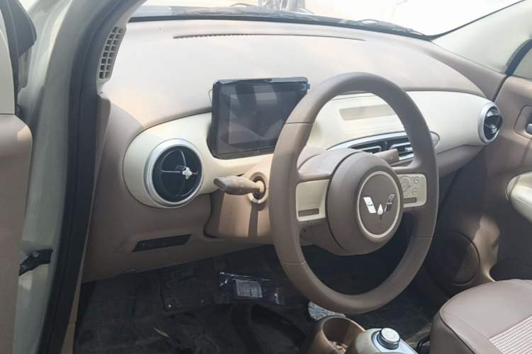 Used Wuling Hongguang MINIEV 2025 Four-Door Version Advanced Edition Center Console