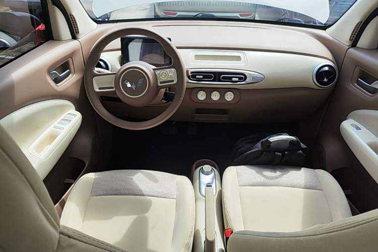 Used Wuling Hongguang MINIEV 2025 Four-Door Version Advanced Edition Center Console