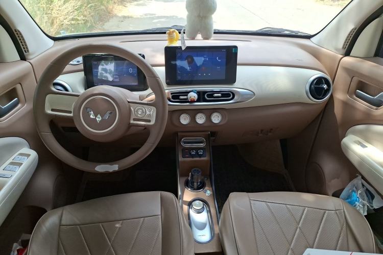 Used Wuling Hongguang MINIEV 2025 Four-Door Version Zhenxiang+ Edition Center Console