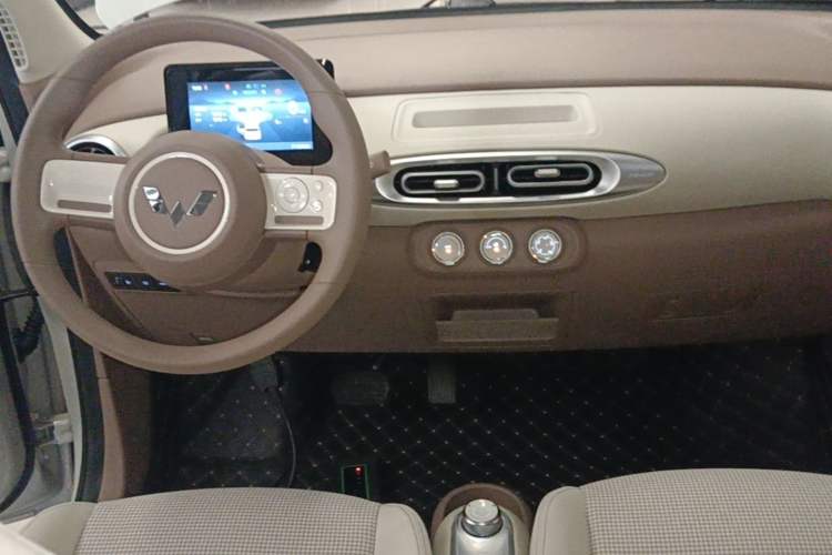 Used Wuling Hongguang MINIEV 2025 Four-Door Version Advanced Edition Center Console