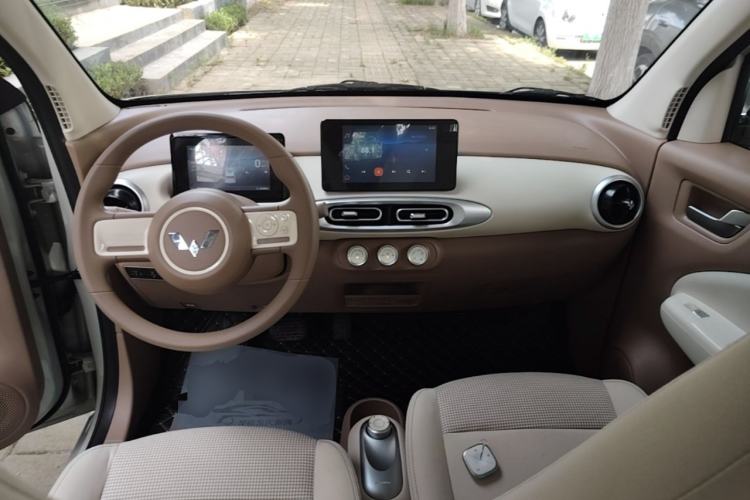 Used Wuling Hongguang MINIEV 2025 Four-Door Version Zhenxiang+ Edition Center Console