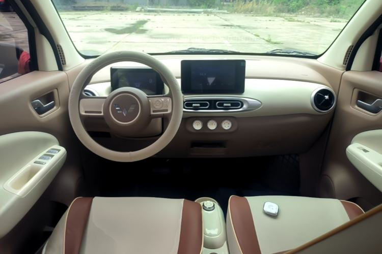 Used Wuling Hongguang MINIEV 2025 Four-Door Version Zhenxiang+ Edition Center Console