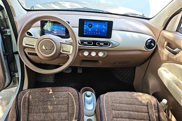 Used Wuling Hongguang MINIEV 2025 Four-Door Version Zhenxiang+ Edition Center Console