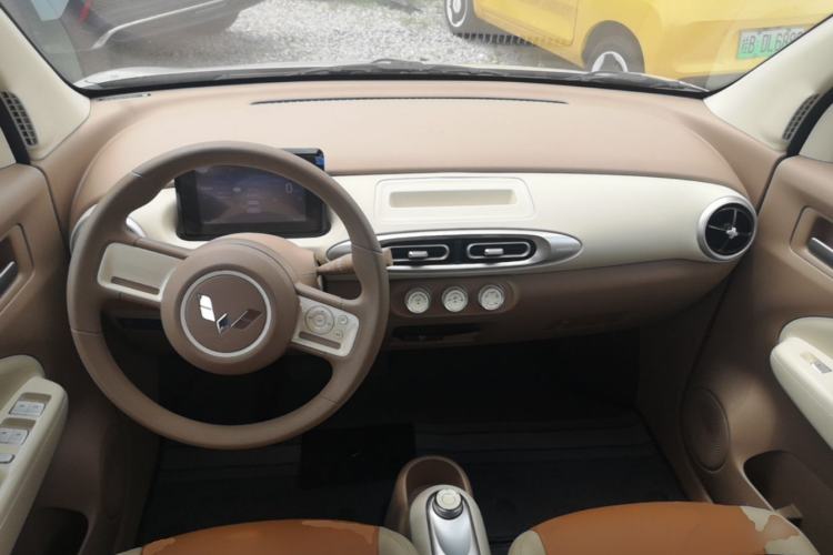 Used Wuling Hongguang MINIEV 2025 Four-Door Version Advanced Edition Center Console