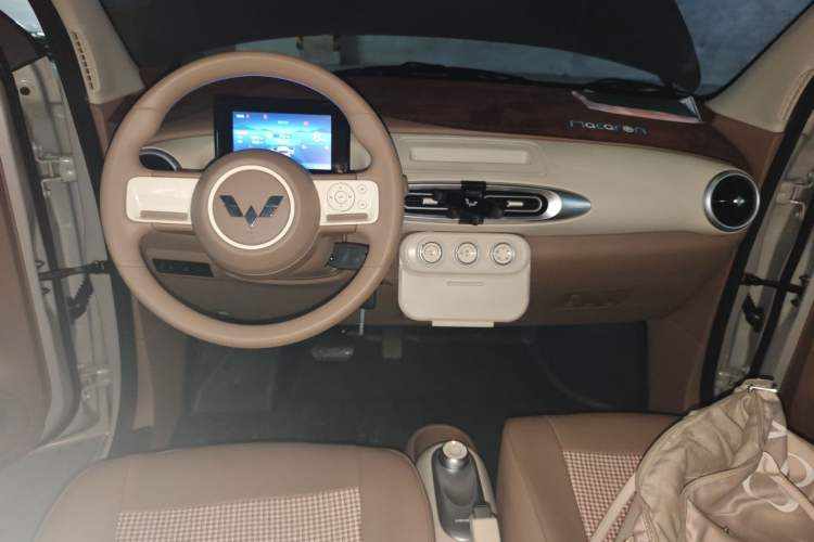 Used Wuling Hongguang MINIEV 2025 Four-Door Version Advanced Edition Center Console