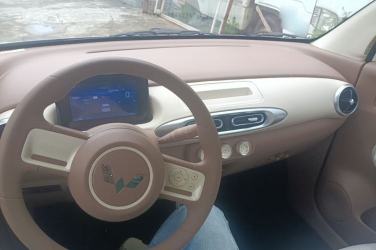 Used Wuling Hongguang MINIEV 2025 Four-Door Version Advanced Edition Center Console
