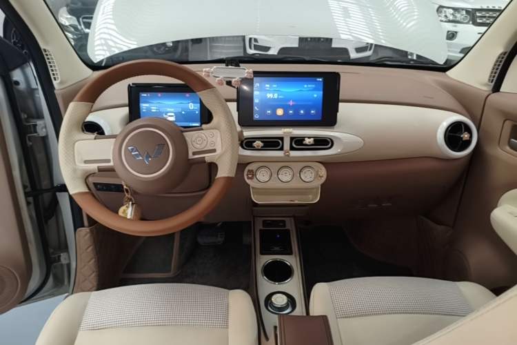 Used Wuling Hongguang MINIEV 2025 Four-Door Version Zhenxiang+ Edition Center Console