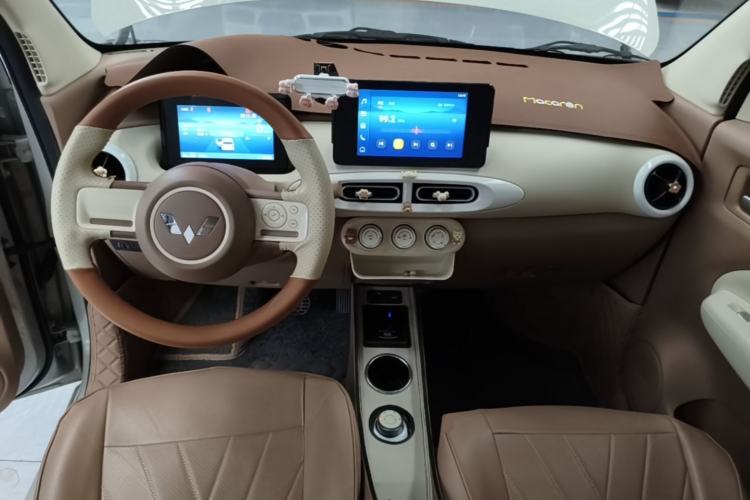 Used Wuling Hongguang MINIEV 2025 Four-Door Version Zhenxiang+ Edition Center Console