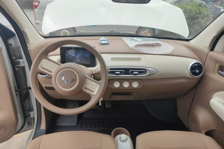 Used Wuling Hongguang MINIEV 2025 Four-Door Version Advanced Edition Center Console