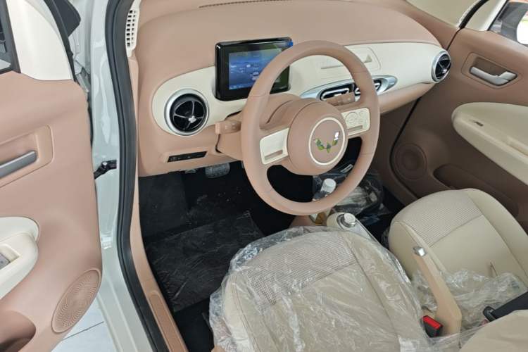 Used Wuling Hongguang MINIEV 2025 Four-Door Version Advanced Edition Center Console