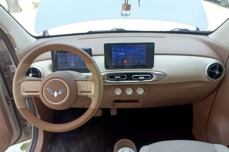 Used Wuling Hongguang MINIEV 2025 Four-Door Version Premium Edition Center Console