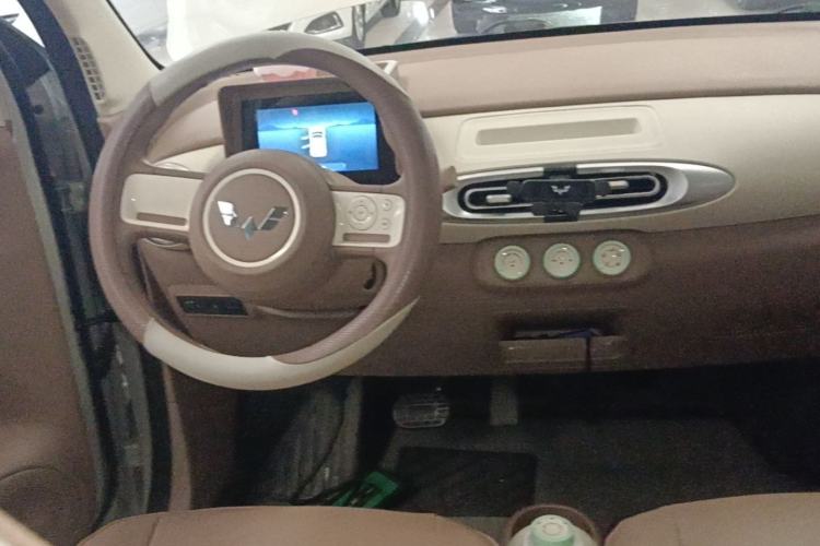 Used Wuling Hongguang MINIEV 2025 Four-Door Version Advanced Edition Center Console