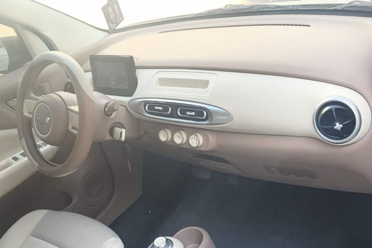 Used Wuling Hongguang MINIEV 2025 Four-Door Version Advanced Edition Center Console