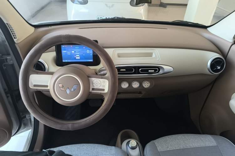 Used Wuling Hongguang MINIEV 2025 Four-Door Version Advanced Edition Center Console
