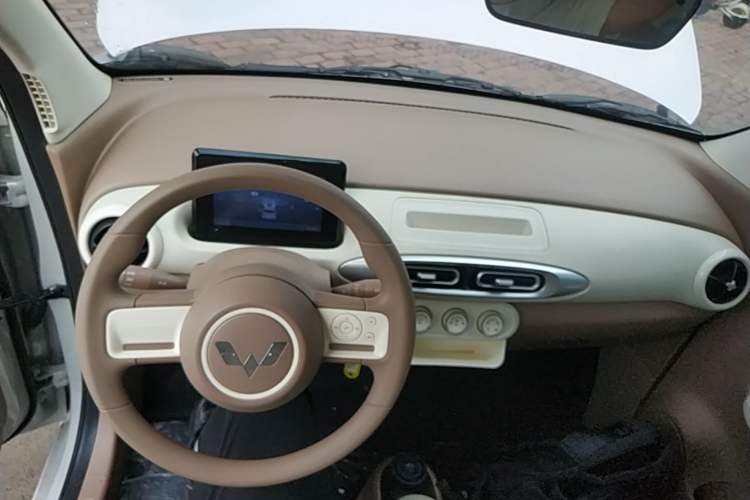 Used Wuling Hongguang MINIEV 2025 Four-Door Version Advanced Edition Center Console