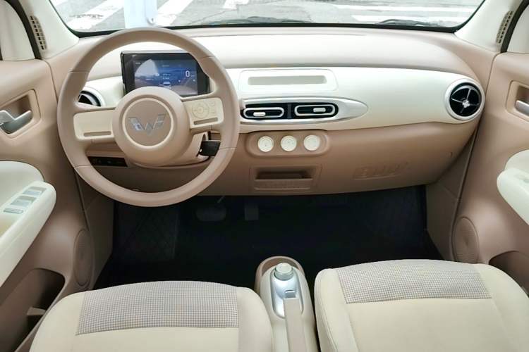 Used Wuling Hongguang MINIEV 2025 Four-Door Version Advanced Edition Center Console