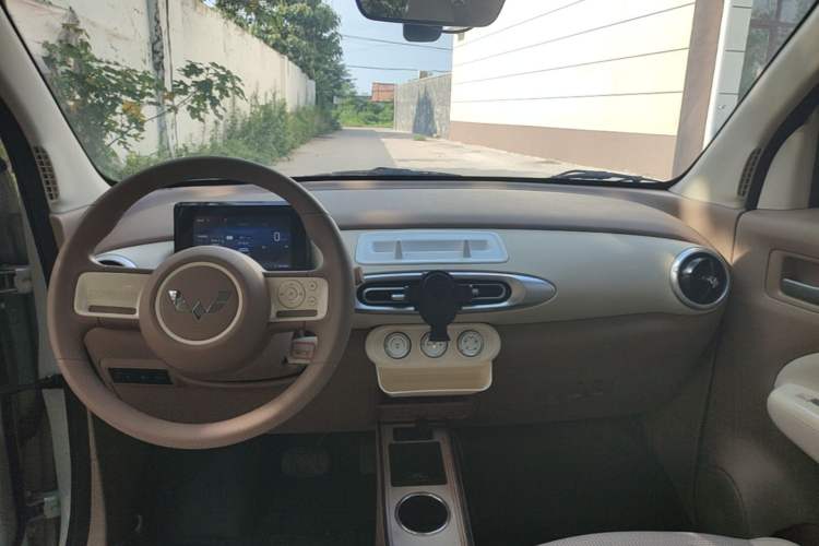 Used Wuling Hongguang MINIEV 2025 Four-Door Version Advanced Edition Center Console