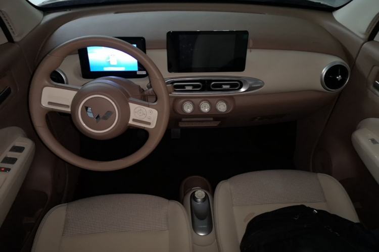 Used Wuling Hongguang MINIEV 2025 Four-Door Version Zhenxiang+ Edition Center Console