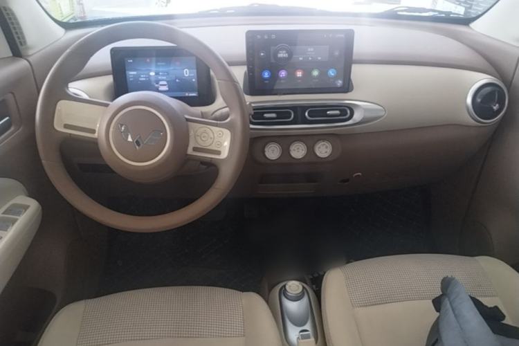 Used Wuling Hongguang MINIEV 2025 Four-Door Version Advanced Edition Center Console