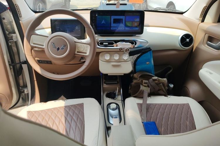 Used Wuling Hongguang MINIEV 2025 Four-Door Version Advanced Edition Center Console