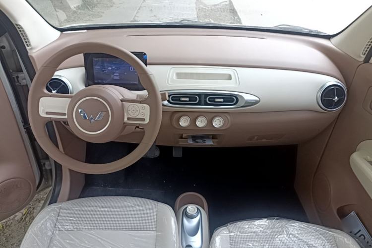 Used Wuling Hongguang MINIEV 2025 Four-Door Version Advanced Edition Center Console