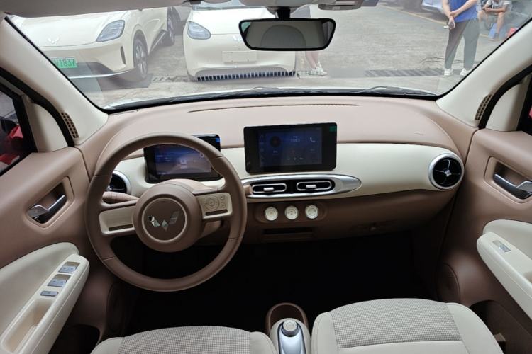 Used Wuling Hongguang MINIEV 2025 Four-Door Version Zhenxiang+ Edition Center Console