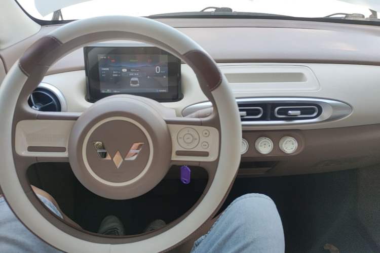 Used Wuling Hongguang MINIEV 2025 Four-Door Version Premium Edition Center Console