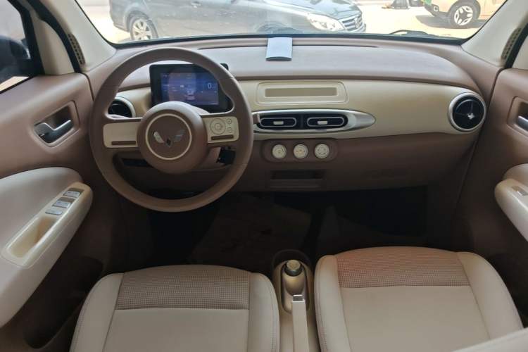 Used Wuling Hongguang MINIEV 2025 Four-Door Version Advanced Edition Center Console