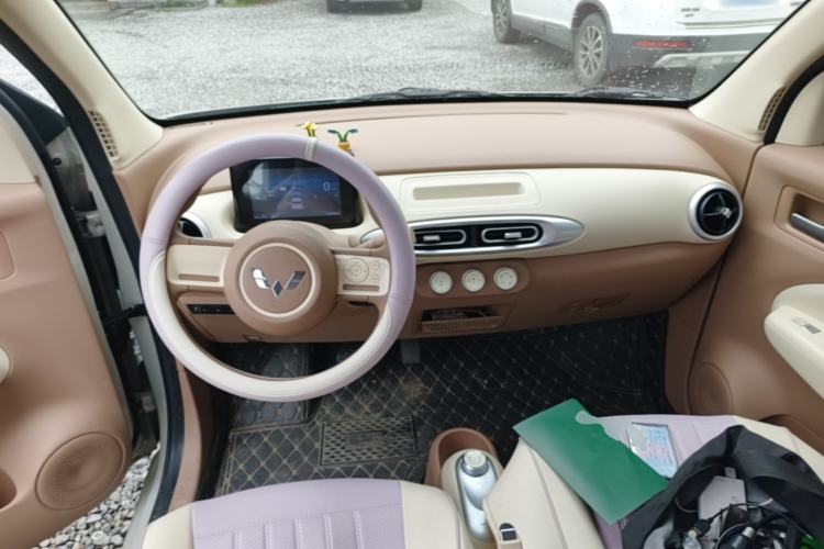 Used Wuling Hongguang MINIEV 2025 Four-Door Version Advanced Edition Center Console