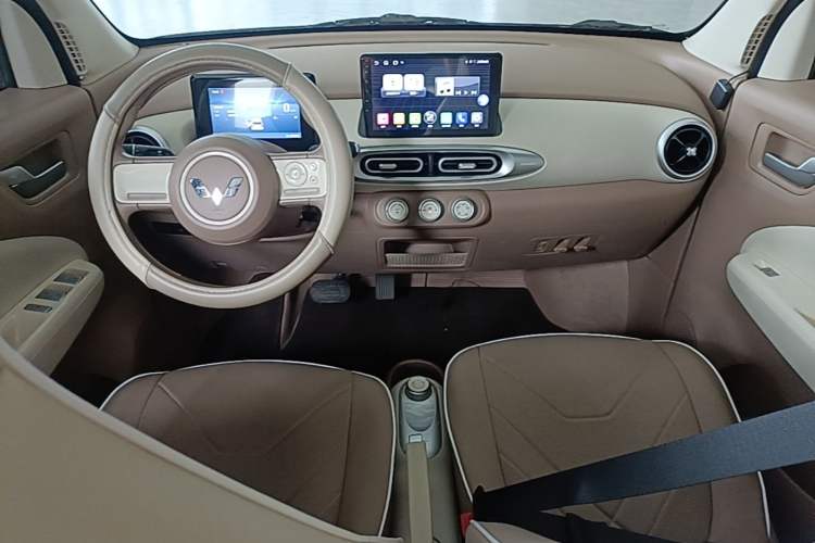 Used Wuling Hongguang MINIEV 2025 Four-Door Version Advanced Edition Center Console