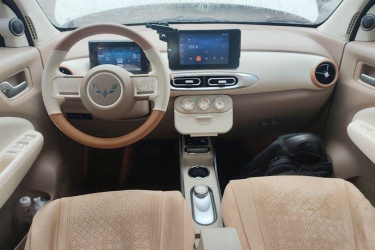 Used Wuling Hongguang MINIEV 2025 Four-Door Version Zhenxiang+ Edition Center Console