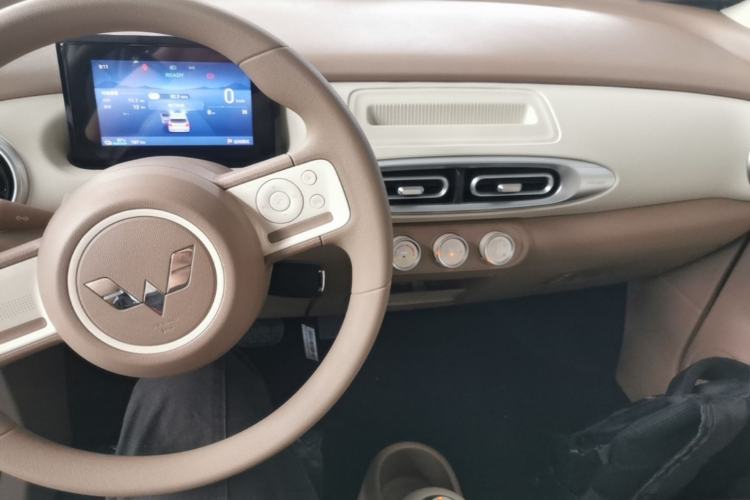 Used Wuling Hongguang MINIEV 2025 Four-Door Version Advanced Edition Center Console